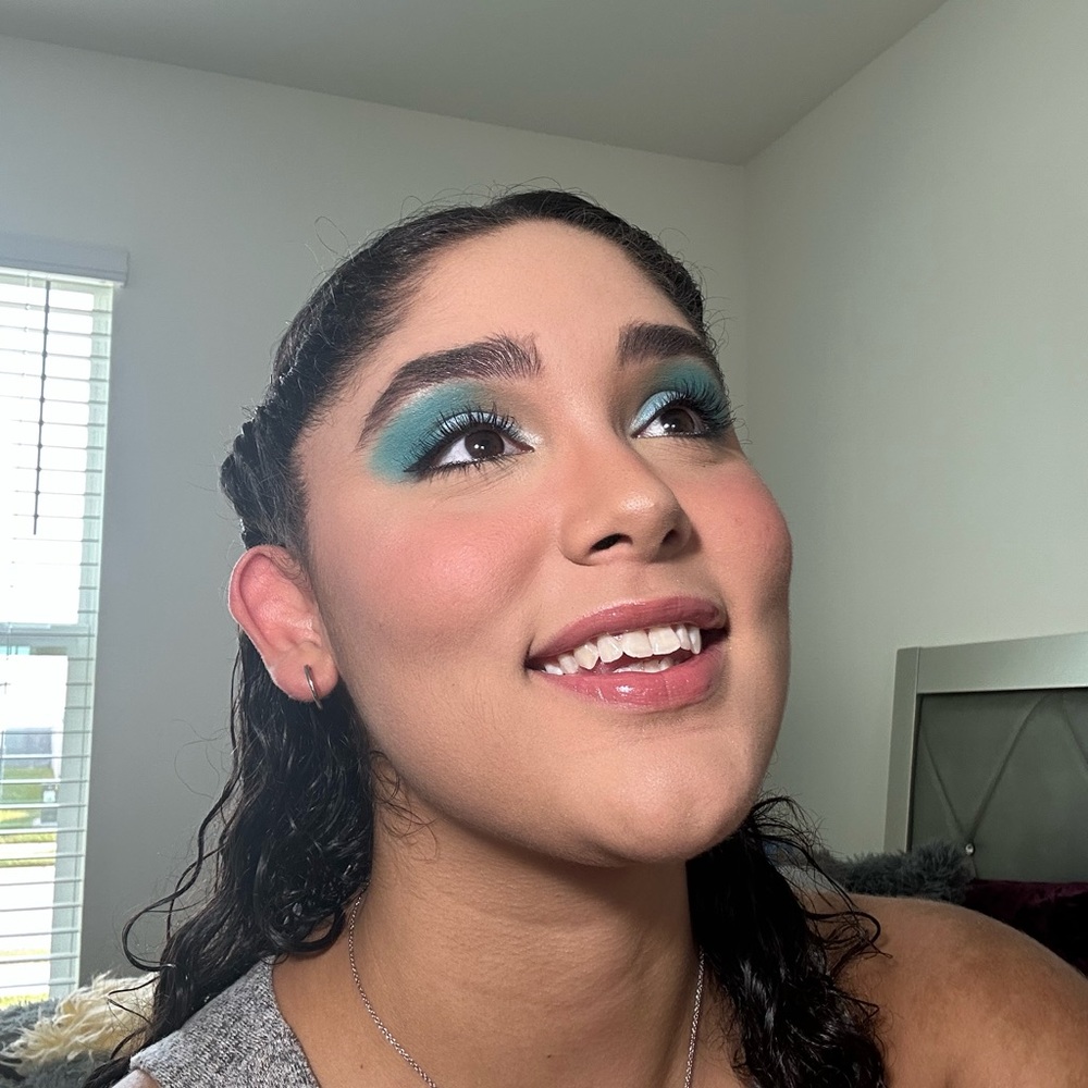 Meet your Posher, Amaris